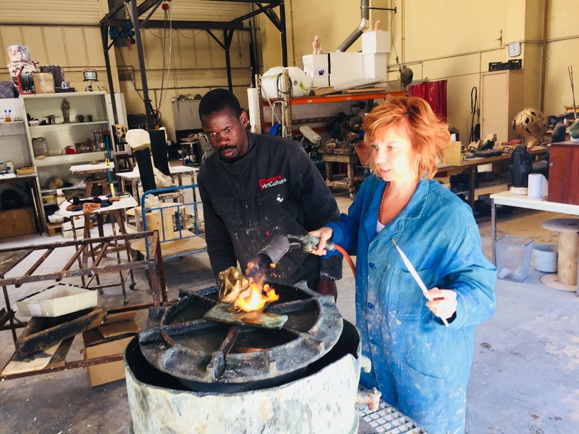 Le bronze Siddharta en cours de fonderie sous la flamme de Sylvie Malys