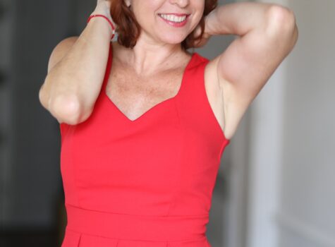 Sylvie Malys en robe rouge - comédienne - artiste